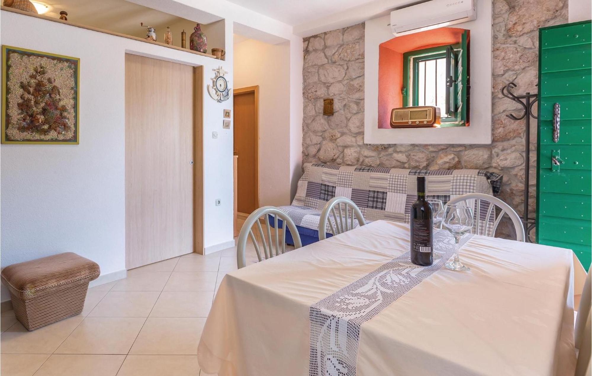 Awesome Home In Podgora With Kitchen ภายนอก รูปภาพ