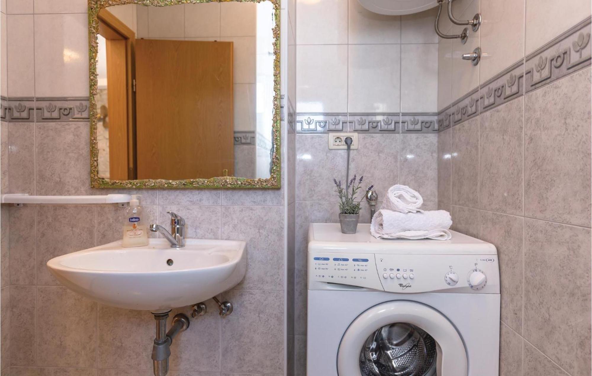 Awesome Home In Podgora With Kitchen ภายนอก รูปภาพ